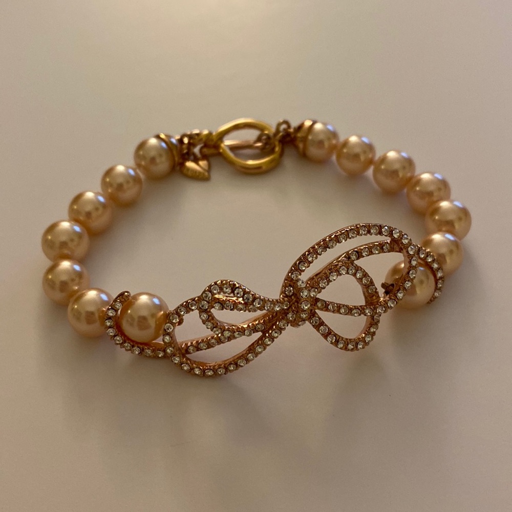 NWOT Feminine 7 inch simulated pink/peach pearl bracelet rhinestone bow